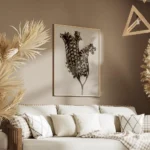affiche botanique vintage en monochrome beige presentant une plante sechee textu salon.webp