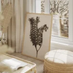 affiche botanique vintage en monochrome beige presentant une plante sechee textu salon beige.webp