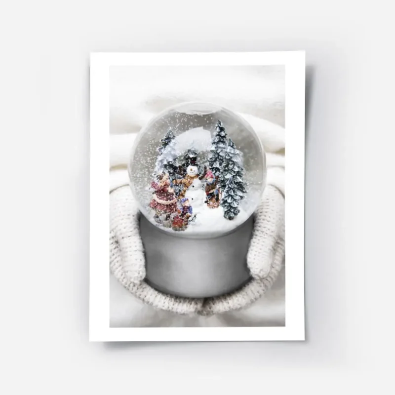affiche boule a neige avec bonhomme de neige sapins et enfants tenue par des mai.webp