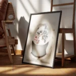 affiche boule a neige avec bonhomme de neige sapins et enfants tenue par des mai encadre.webp