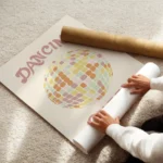 affiche boule disco retro coloree aux couleurs pastel avec typographie dancing q enroule.webp