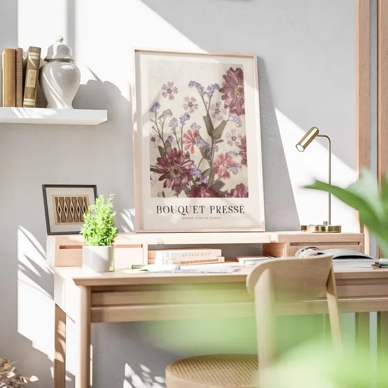 affiche bouquet presse fleurs sechees aux couleurs sourdes tons violets et borde bureau.webp