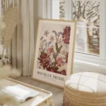 affiche bouquet presse fleurs sechees aux couleurs sourdes tons violets et borde salon beige.webp