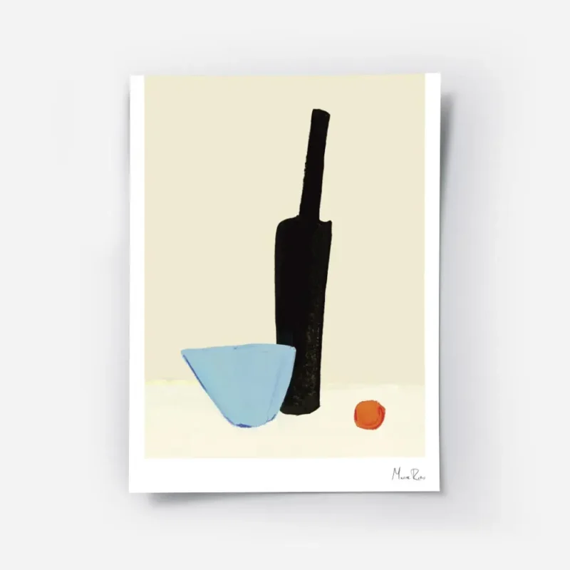 affiche bouteille noire et verre bleu avec un objet orange sur une table beige t.webp