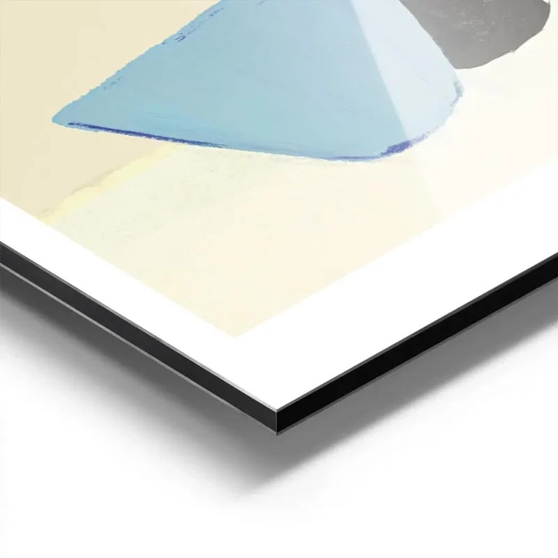affiche bouteille noire et verre bleu avec un objet orange sur une table beige t aluminium.webp