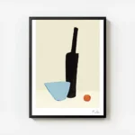 affiche bouteille noire et verre bleu avec un objet orange sur une table beige t avec cadre.webp