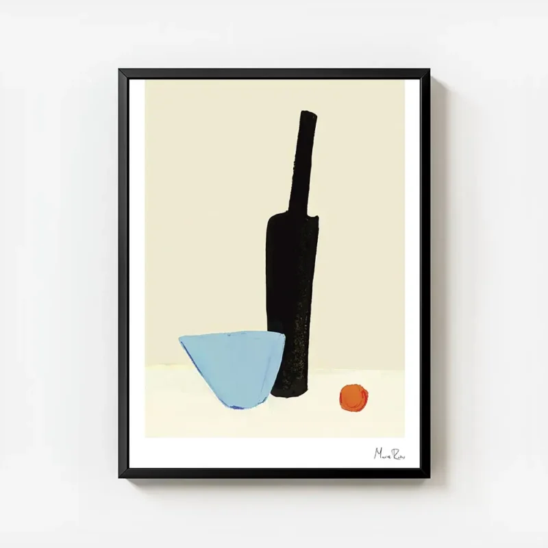 affiche bouteille noire et verre bleu avec un objet orange sur une table beige t avec cadre.webp