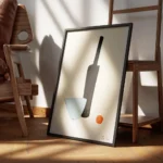 affiche bouteille noire et verre bleu avec un objet orange sur une table beige t encadre.webp