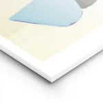 affiche bouteille noire et verre bleu avec un objet orange sur une table beige t lightpanel.webp