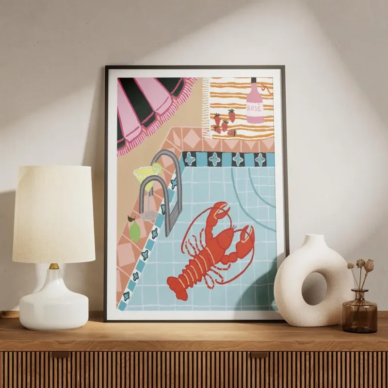 affiche britty flynn homard rouge dans une piscine bleue avec un cocktail et une meuble.webp