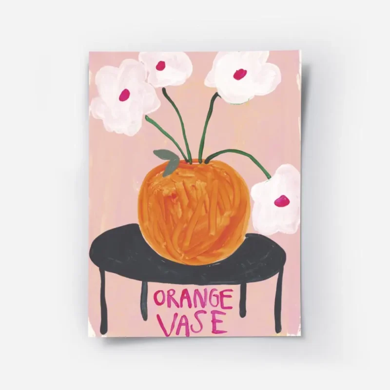affiche britty flynn vase orange sur table noire avec des fleurs blanches et typ.webp