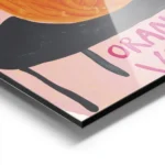 affiche britty flynn vase orange sur table noire avec des fleurs blanches et typ aluminium.webp