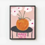affiche britty flynn vase orange sur table noire avec des fleurs blanches et typ avec cadre.webp