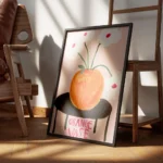 affiche britty flynn vase orange sur table noire avec des fleurs blanches et typ encadre.webp