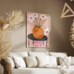 affiche britty flynn vase orange sur table noire avec des fleurs blanches et typ salon.webp