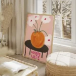 affiche britty flynn vase orange sur table noire avec des fleurs blanches et typ salon beige.webp
