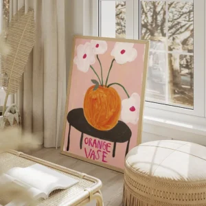affiche britty flynn vase orange sur table noire avec des fleurs blanches et typ salon beige.webp