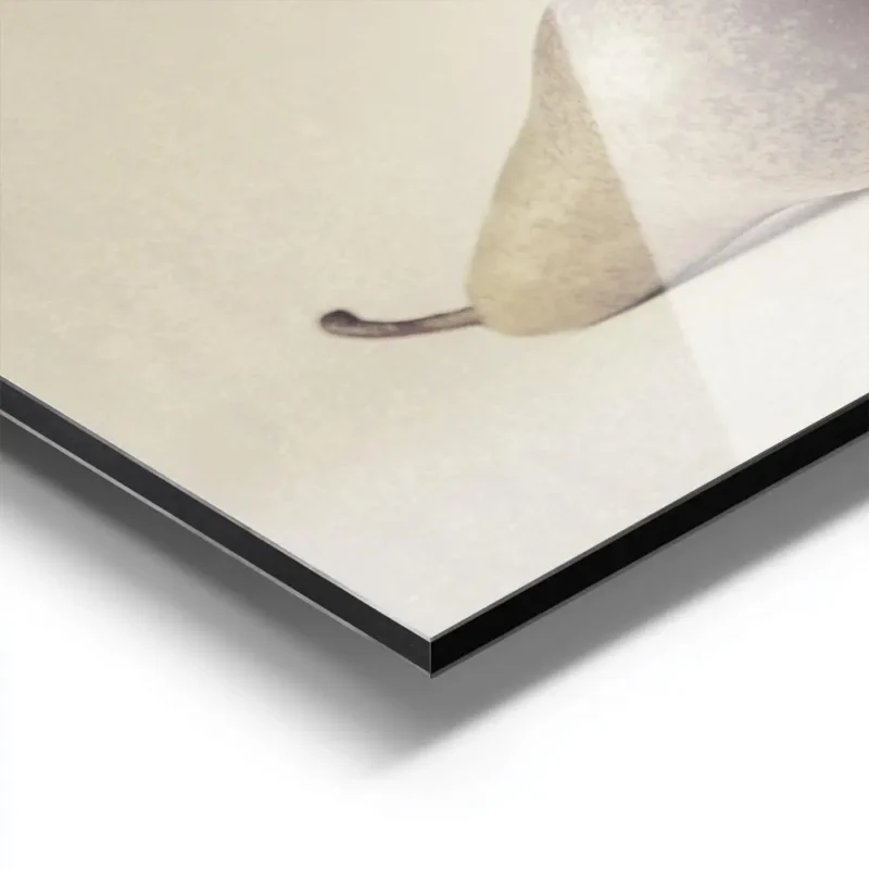 affiche calme de trois poires empilees sur un fond beige fruit a la typographie aluminium.webp