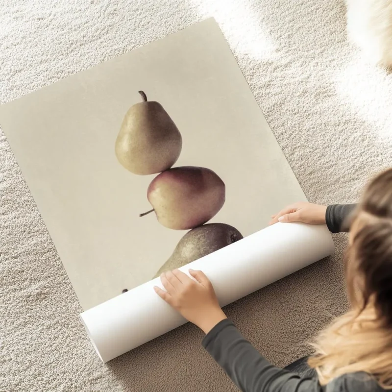 affiche calme de trois poires empilees sur un fond beige fruit a la typographie au sol.webp