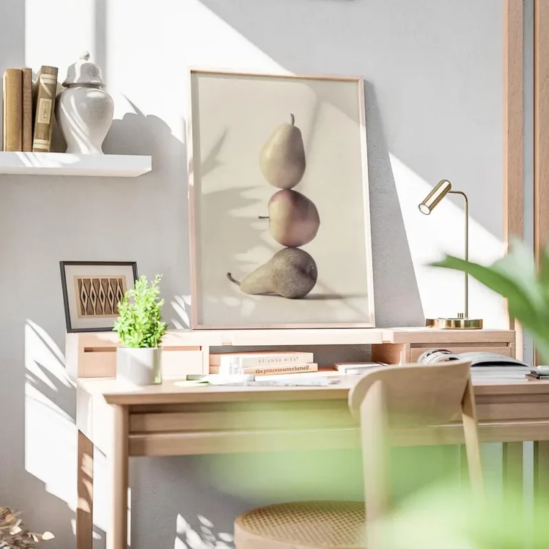 affiche calme de trois poires empilees sur un fond beige fruit a la typographie bureau.webp