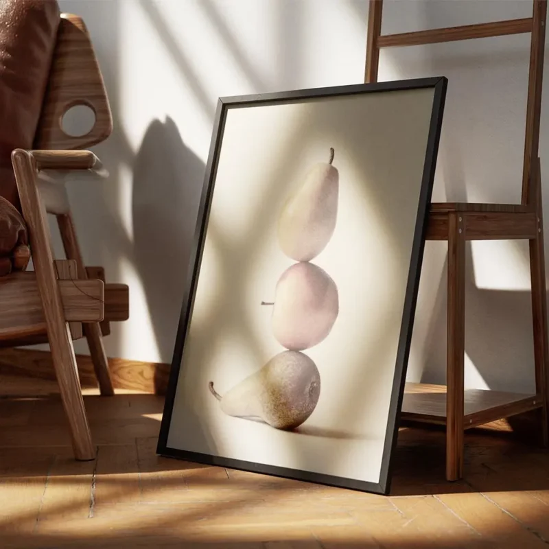 affiche calme de trois poires empilees sur un fond beige fruit a la typographie encadre.webp