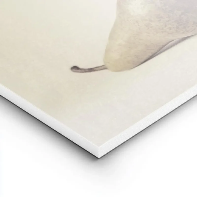 affiche calme de trois poires empilees sur un fond beige fruit a la typographie lightpanel.webp