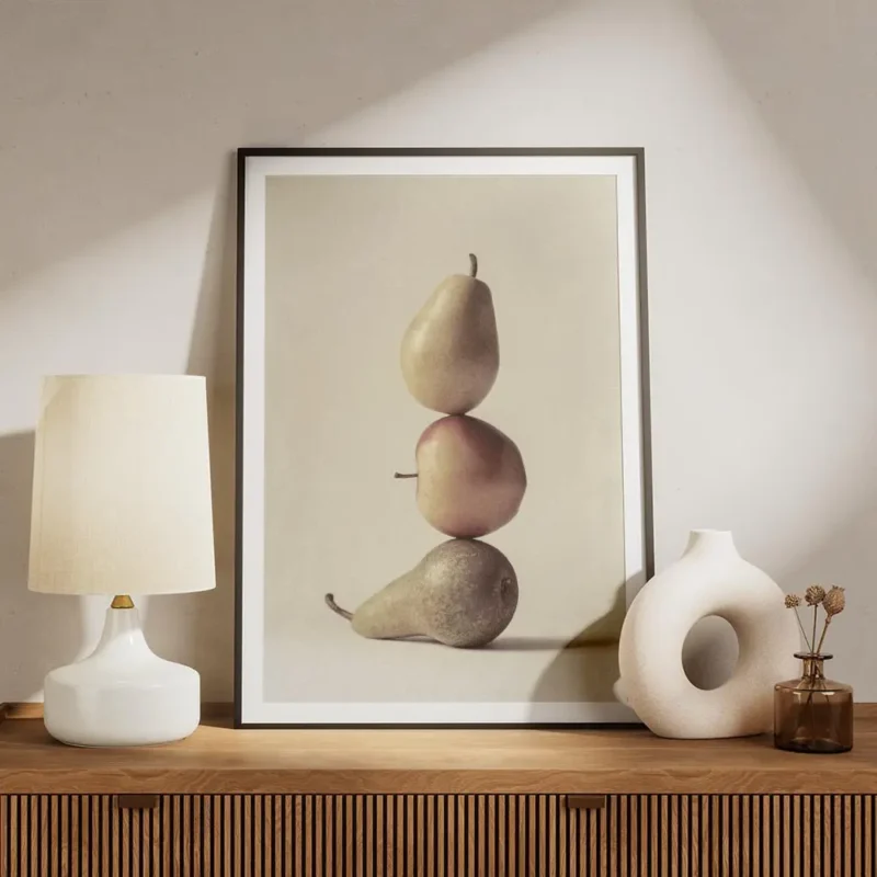 affiche calme de trois poires empilees sur un fond beige fruit a la typographie meuble.webp