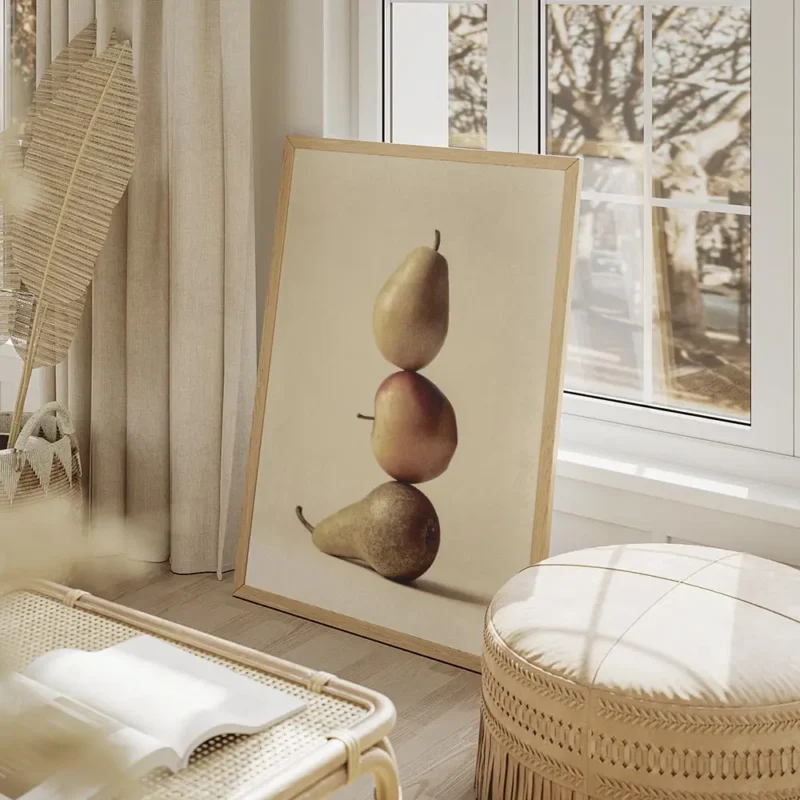 affiche calme de trois poires empilees sur un fond beige fruit a la typographie salon beige.webp