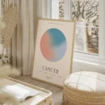 affiche cancer avec globe aura orange et bleu typographie noire et attributs du salon beige.webp