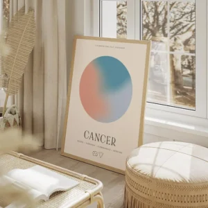 affiche cancer avec globe aura orange et bleu typographie noire et attributs du salon beige.webp