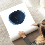 affiche cancer avec typographie personnalisee illustration du signe astrologique au sol.webp