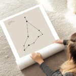 affiche capricorne beige illustration de la constellation en noir avec typograph au sol.webp