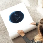 affiche capricorne constellation blanche sur cercle toile aquarelle bleu texte n au sol.webp