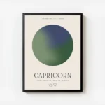 affiche capricorne personnalisee avec un globe bleu marine et vert texte et symb avec cadre.webp