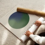 affiche capricorne personnalisee avec un globe bleu marine et vert texte et symb enroule.webp