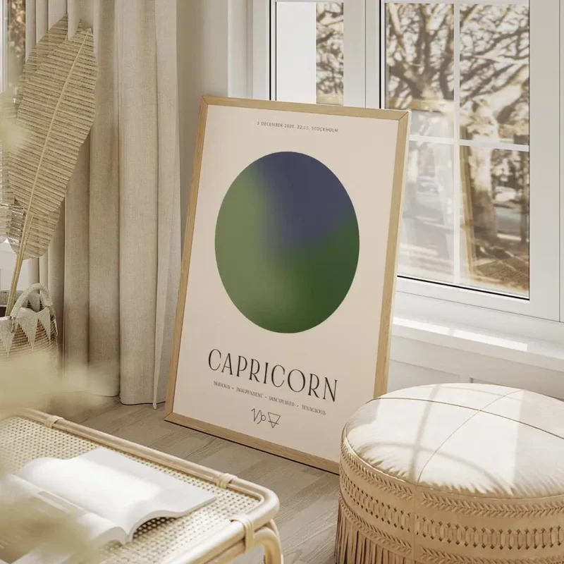 affiche capricorne personnalisee avec un globe bleu marine et vert texte et symb salon beige.webp