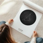 affiche capricorne personnalisee illustration du signe astrologique noir et blan en rouleau.webp