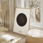 affiche capricorne personnalisee illustration du signe astrologique noir et blan salon beige.webp