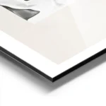 affiche carree metallique en tons de gris et blanc aux formes fluides et brillan aluminium.webp