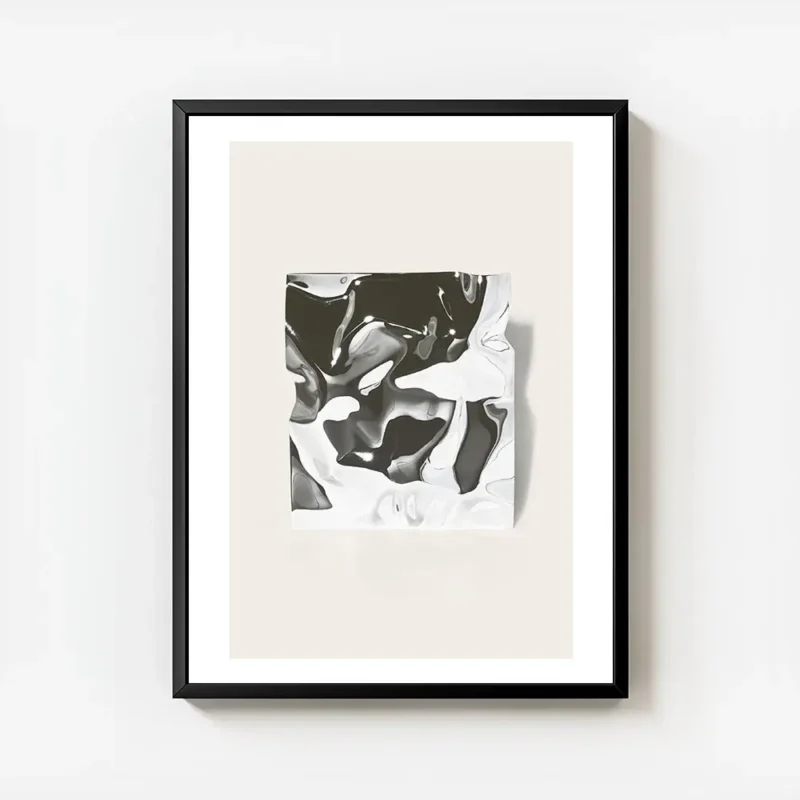 affiche carree metallique en tons de gris et blanc aux formes fluides et brillan avec cadre.webp