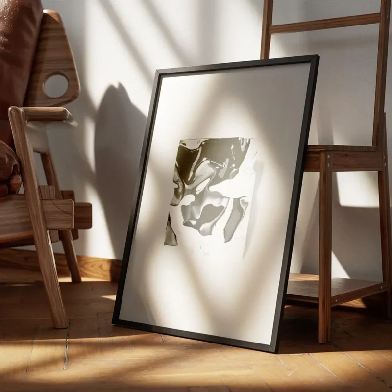 affiche carree metallique en tons de gris et blanc aux formes fluides et brillan encadre.webp