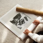 affiche carree metallique en tons de gris et blanc aux formes fluides et brillan enroule.webp