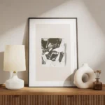 affiche carree metallique en tons de gris et blanc aux formes fluides et brillan meuble.webp