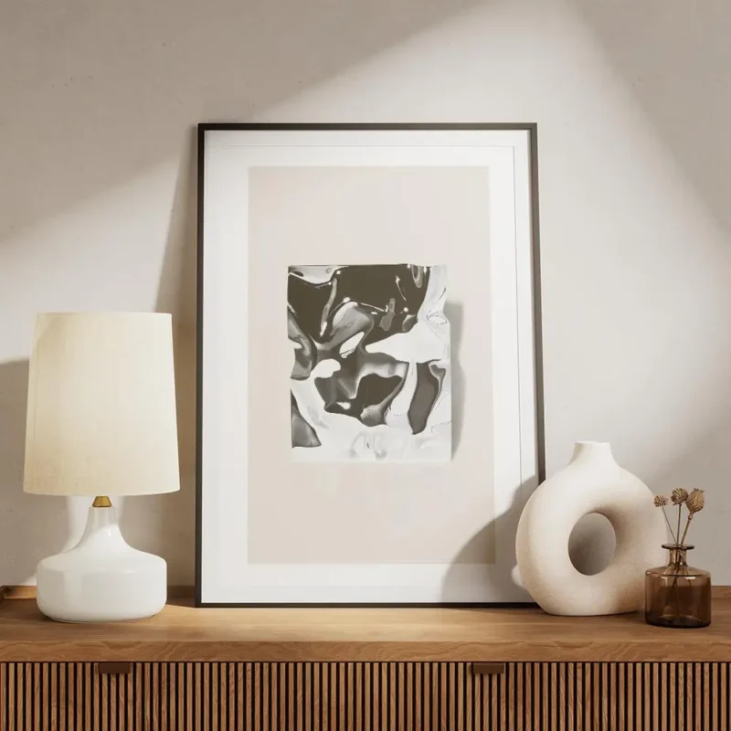 affiche carree metallique en tons de gris et blanc aux formes fluides et brillan meuble.webp
