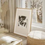 affiche carree metallique en tons de gris et blanc aux formes fluides et brillan salon beige.webp