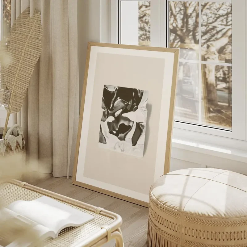 affiche carree metallique en tons de gris et blanc aux formes fluides et brillan salon beige.webp