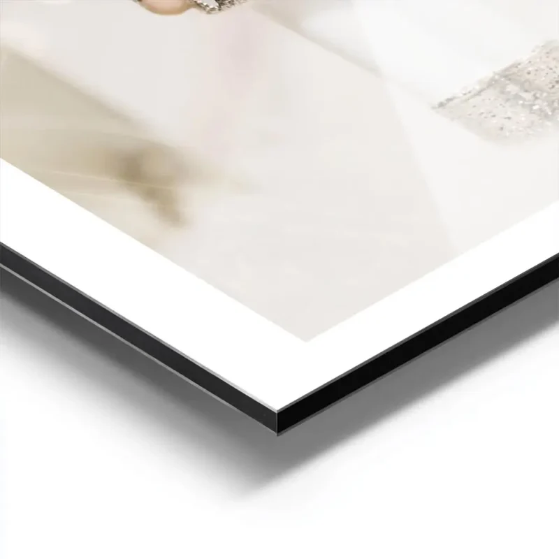 affiche casse noisette dore avec costume bleu pastel et beige accentue de paille aluminium.webp