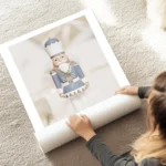 affiche casse noisette dore avec costume bleu pastel et beige accentue de paille au sol.webp