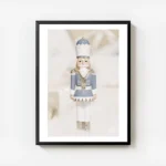 affiche casse noisette dore avec costume bleu pastel et beige accentue de paille avec cadre.webp