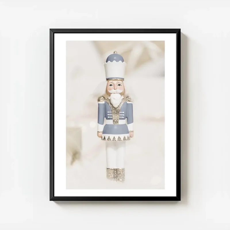affiche casse noisette dore avec costume bleu pastel et beige accentue de paille avec cadre.webp